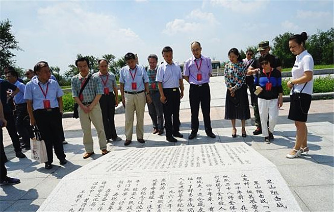 采訪團(tuán)參觀黑山阻擊戰(zhàn)101高地舊址