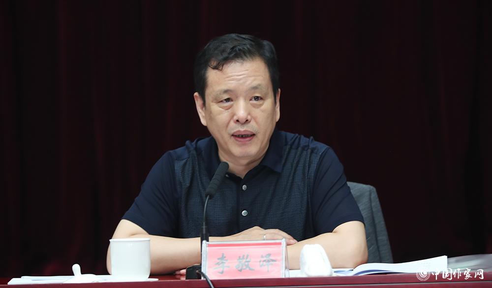 7月24日，李敬澤在第一次全體會議上就評獎條例、評獎細(xì)則作說明