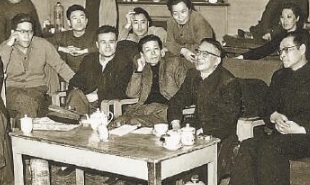 1963年4月2日，老舍（前排右二）觀看《茶館》排練后與演職人員交談