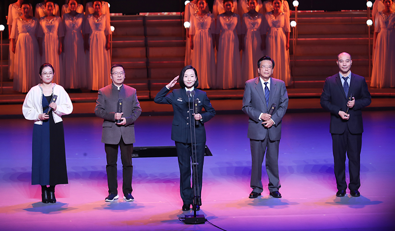 蔡東、鐘求是、董夏青青、張者、劉建東（宗永平代領）（從左到右）領取短篇小說獎