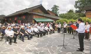 中國(guó)作家“深入生活 扎根人民”新時(shí)代文學(xué)實(shí)踐點(diǎn)授牌儀式在花垣縣雙龍鎮(zhèn)十八洞村精準(zhǔn)坪廣場(chǎng)舉行。