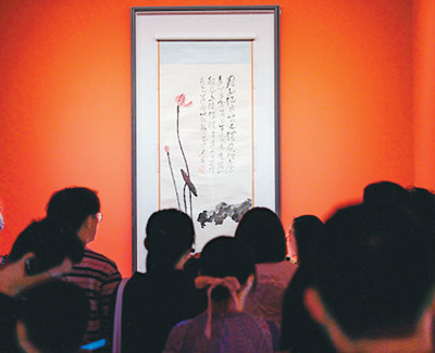 　觀眾在展覽上欣賞名家名作。 　　北京民生現(xiàn)代美術(shù)館供圖