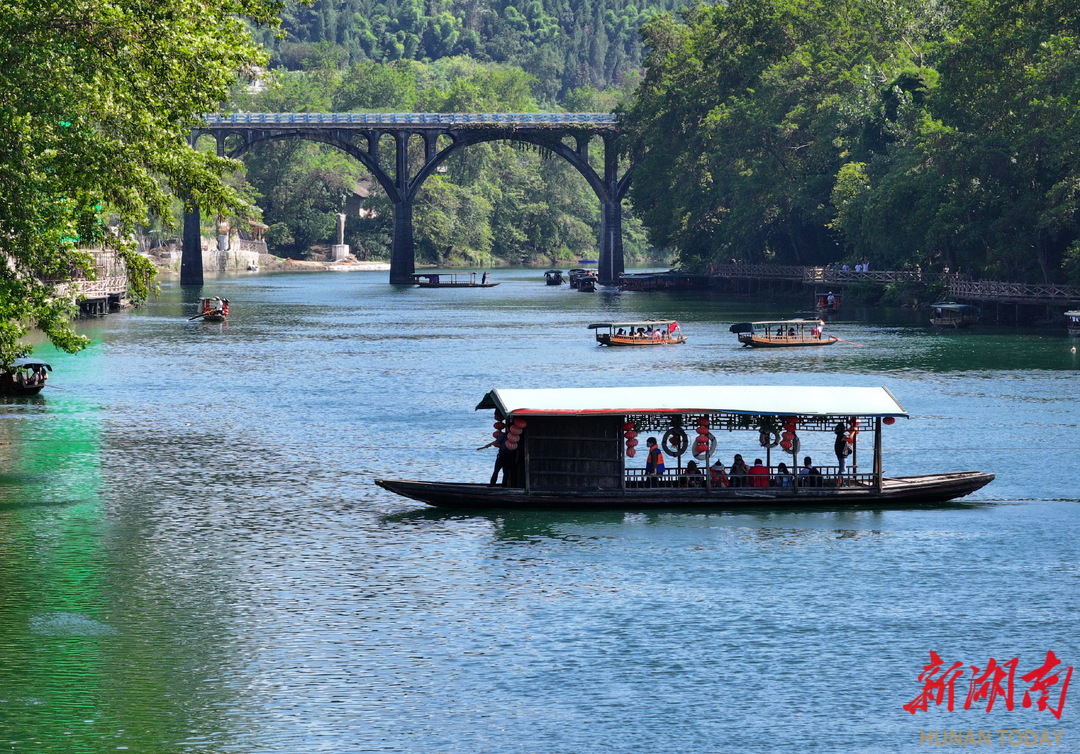 花垣縣邊城鎮(zhèn)，游客乘坐拉拉渡過河。