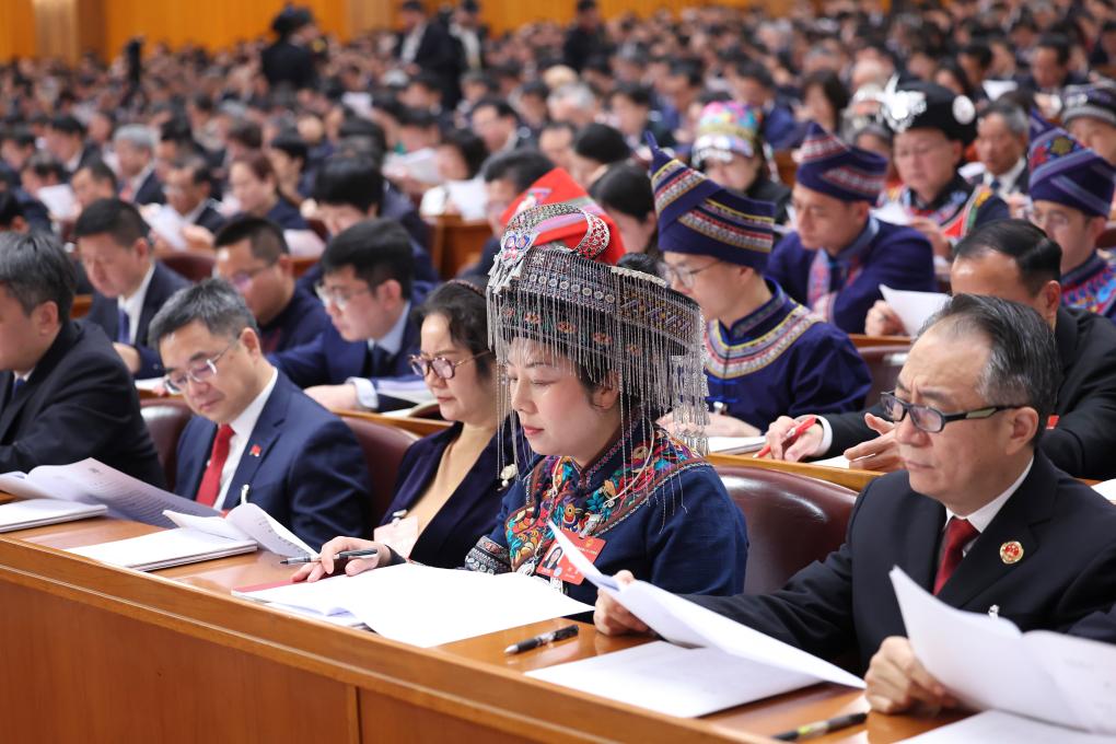 3月5日，第十四屆全國(guó)人民代表大會(huì)第二次會(huì)議在北京人民大會(huì)堂開(kāi)幕。這是代表們?cè)谡J(rèn)真聽(tīng)會(huì)。新華社記者 劉衛(wèi)兵 攝