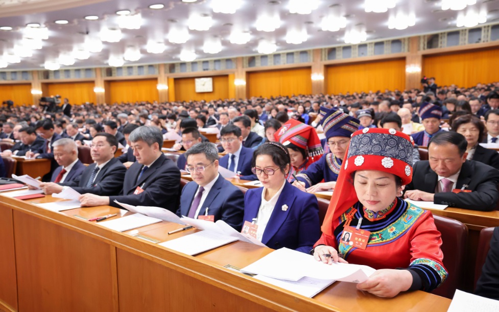 3月8日，十四屆全國人大二次會議在北京人民大會堂舉行第二次全體會議。這是代表們在認(rèn)真聽會。新華社記者 劉衛(wèi)兵 攝