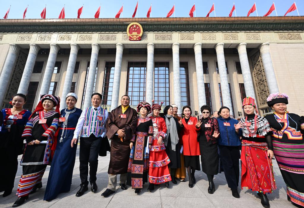 3月10日，中國人民政治協(xié)商會議第十四屆全國委員會第二次會議在北京人民大會堂舉行閉幕會。這是閉幕會后，委員們走出人民大會堂。新華社記者 陳曄華 攝