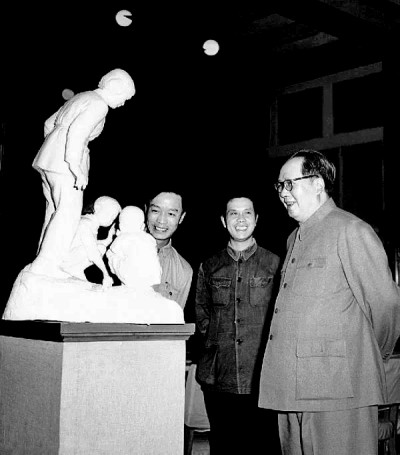 1955年，毛澤東主席參觀全國(guó)美展 呂厚民/攝 資料圖片