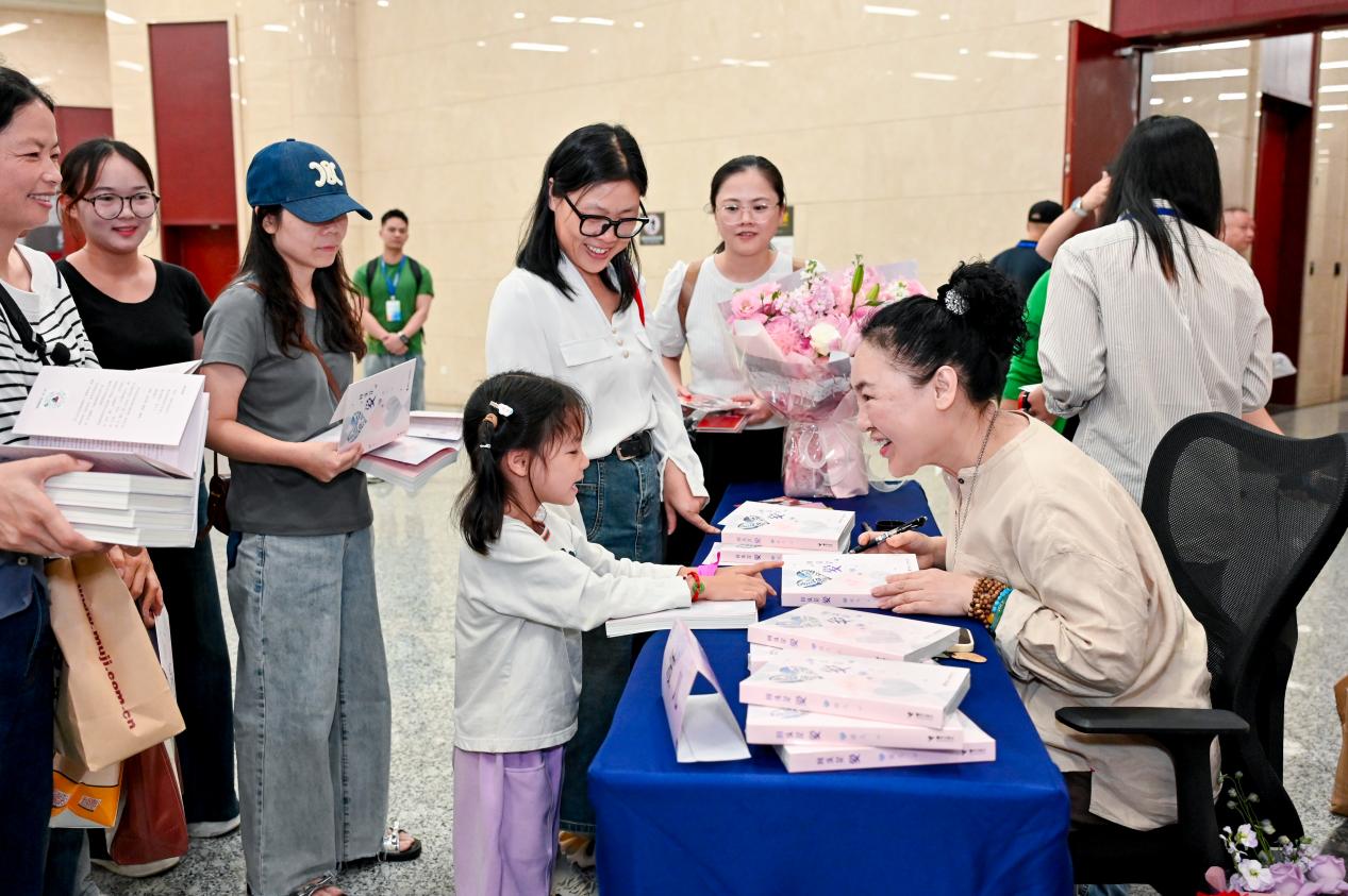 《回頭是愛》圖書簽售現(xiàn)場