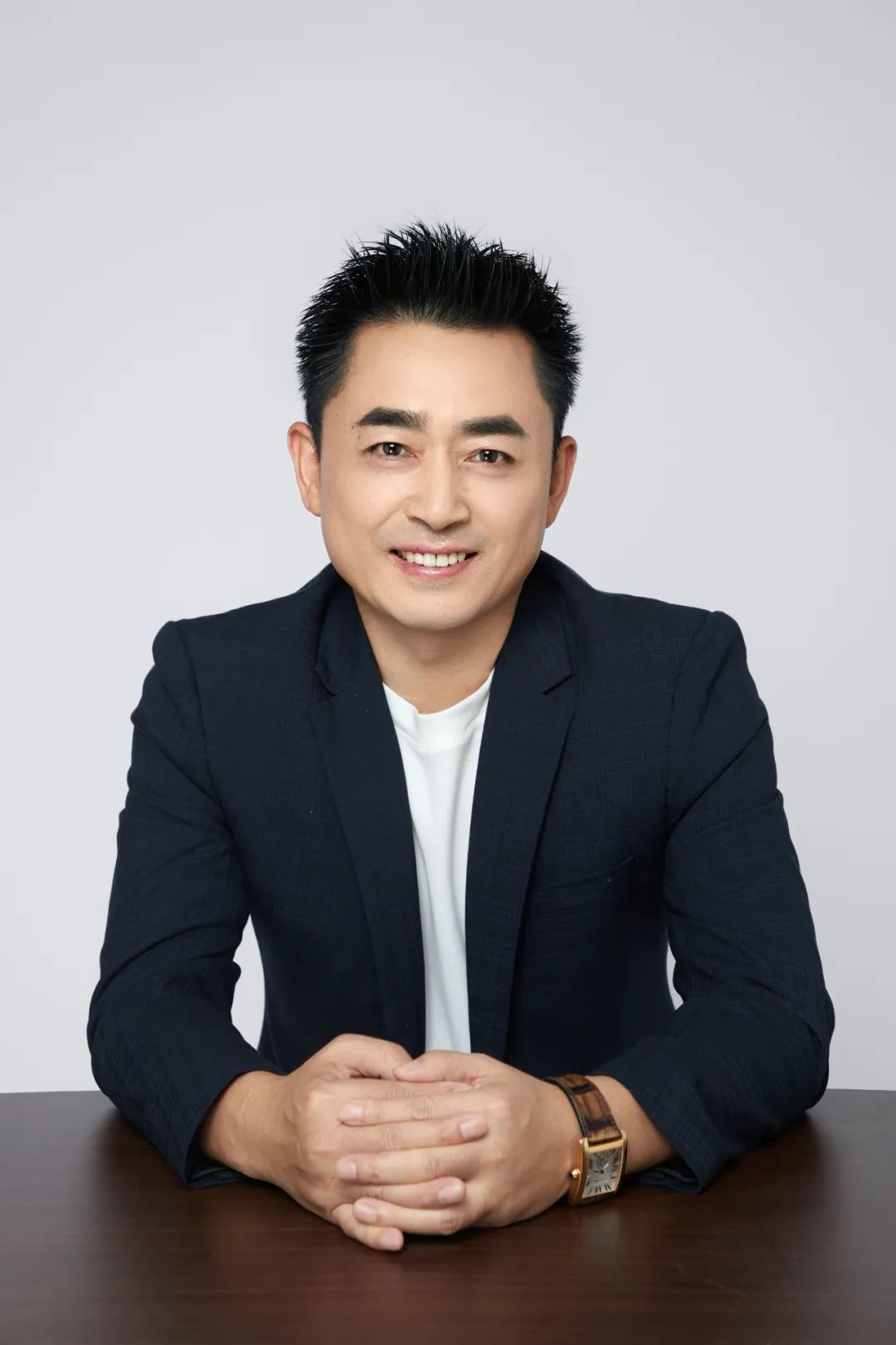王峰，中國作家協(xié)會會員，中國詩歌學(xué)會會員?，F(xiàn)為波音客機(jī)資深機(jī)長。曾獲第六屆泰山文藝獎，第二屆艾青詩歌獎。詩作發(fā)表于《人民文學(xué)》《詩刊》《十月》《作品》《詩歌月刊》《星星》《草堂》《鐘山》。出版詩集《三萬英尺》《睡在溪邊的魚》《天際線》《下垂的時間》。